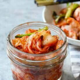 Kiszona kapusta koreańska kimchi w szklanym słoiku